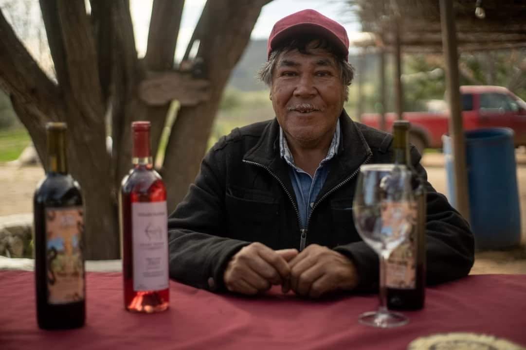 Rito Silva con las botellas del viñedo